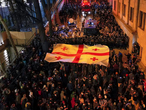 Протести у Грузії:демонстранти застосували кулемети з феєрверків проти водометів